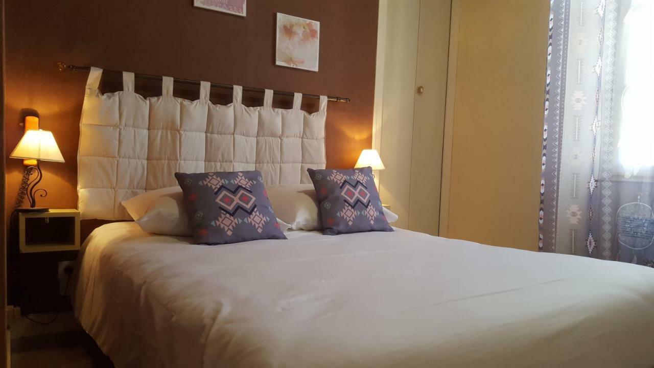Le Relais De La Caleche Hotel Saint-Denis-d'Anjou Luaran gambar